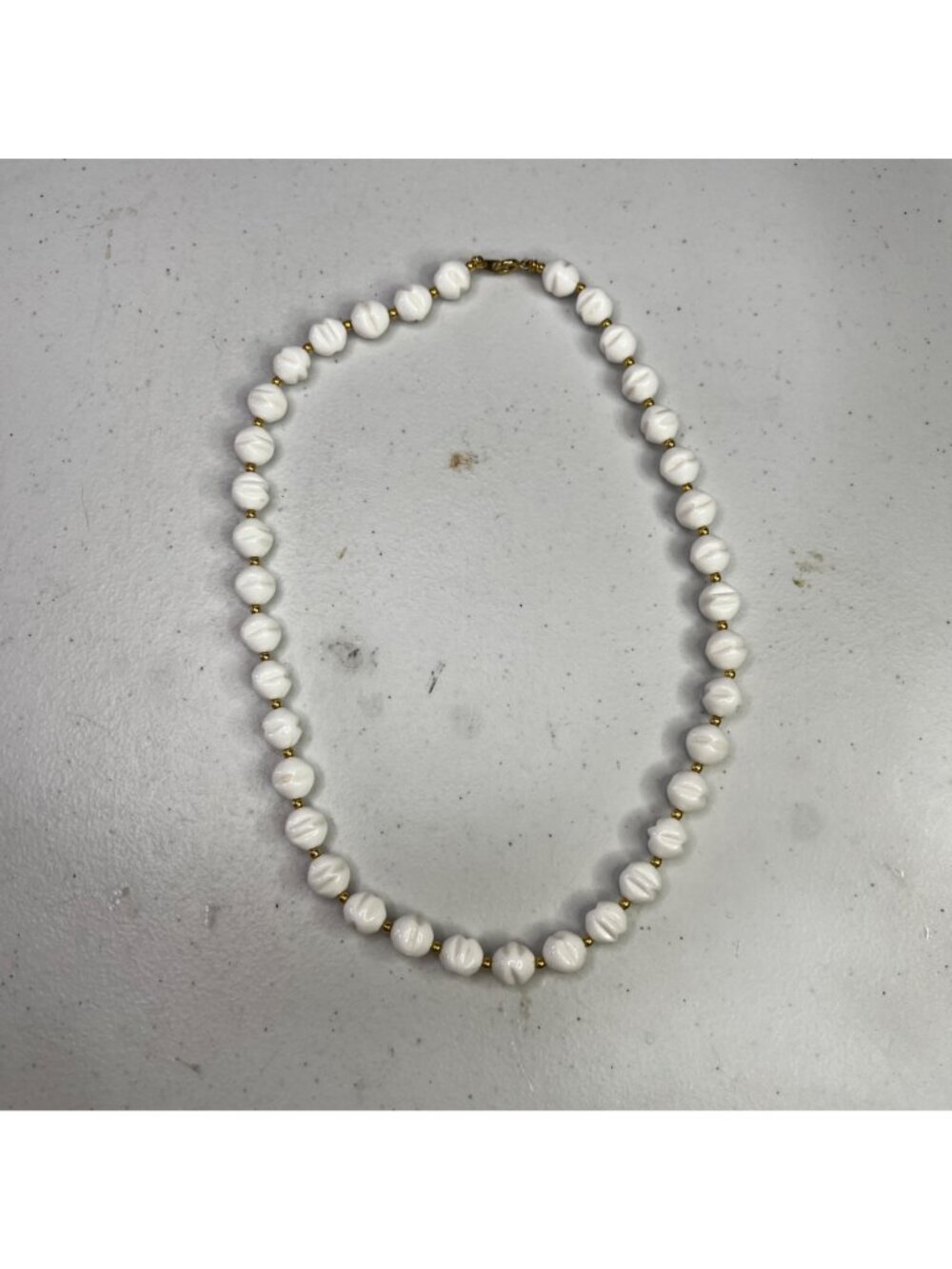 White Ribbed Lucite Bead Necklace Gold Tone Costume Jewelry 19" Vintage - Picture 6 of 7